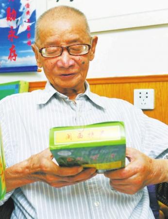 蘇老接過記者遞上的閩西特產(chǎn)梅菜干，連說“這是老家來的”。
