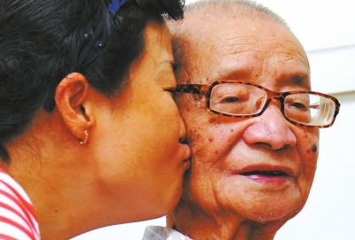 二女兒親吻老父親，表達(dá)對他的敬重。