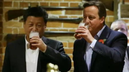 中國國家主席習(xí)近平與英國首相卡梅倫在鄉(xiāng)下小酒吧喝啤酒