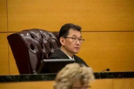 布魯克林最高法院主審法官Danny K.Chun審理梁彼得案。