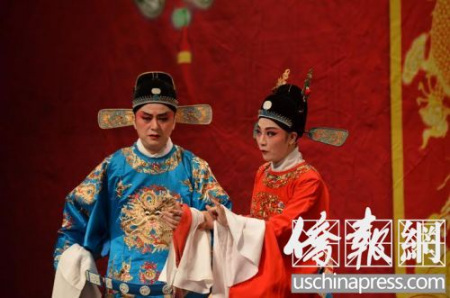 《女駙馬》選段。蔣建國（左）飾演馮益民，何云（右）飾演馮素珍（美國《僑報》/張苗 攝）