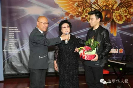 78歲高齡的中國(guó)音樂(lè)家協(xié)會(huì)會(huì)員、天津歌舞劇院著名聲樂(lè)演員何雪玲老師上臺(tái)助興，演唱“蝶戀花”