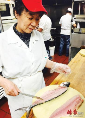 鲅魚(yú)剔刺做餡料（美國(guó)《僑報(bào)》/余小平 攝）