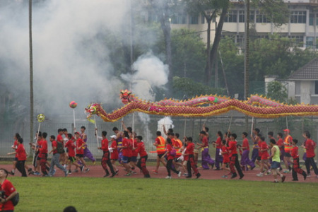  火炬?zhèn)餍脚c地區(qū)文化結(jié)合同行，傳遞文化扎根，放眼世界精神，薪火代代相傳（馬來西亞《南洋商報》）