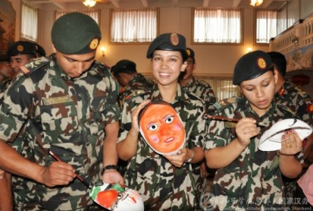 軍官學習畫臉譜 軍官學習畫臉譜