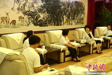 裘援平回答小記者提問。 張蕓蕓 攝