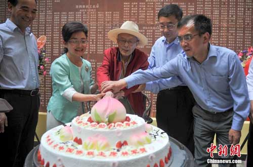 7月17日，羅開瑚切祝壽蛋糕。當(dāng)日，云南唯一健在南僑機(jī)工羅開瑚百歲壽辰祝壽活動在昆明舉行，國僑辦、云南省僑辦以及僑聯(lián)、昆明市等單位和個人向羅開瑚送上祝壽賀禮，祝愿老人健康長壽。羅開瑚生于1918年，海南文昌重興鎮(zhèn)人。16歲時，父親去世，被迫闖南洋謀生。1939年，羅開瑚作為第八批南僑機(jī)工服務(wù)團(tuán)回國，成為當(dāng)時3200名歸國抗戰(zhàn)的愛國華僑之一。<a target='_blank' >中新社</a>記者 劉冉陽 攝