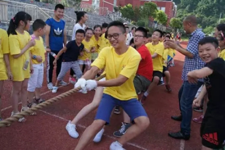 今天我參加了我們夏令營舉辦的集體活動拔河比賽。在比賽中，我和我的小伙伴們都十分團(tuán)結(jié)，拼盡了一切力氣！雖然最后我們班輸了，但是我們雖敗猶榮！(二等獎作品 攝影：張炳照)