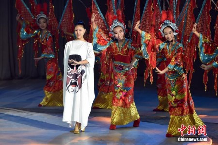 選手們?cè)陬C獎(jiǎng)晚會(huì)現(xiàn)場(chǎng)演出。 <a target='_blank'  >中新網(wǎng)</a>記者 金碩 攝