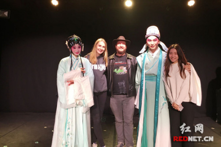 演出結(jié)束后，英國觀眾們紛紛登臺，請求與主演合影。（《紅網(wǎng)》資料圖）