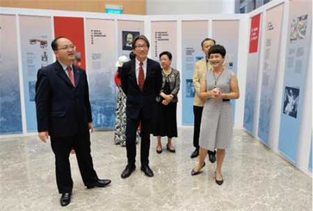 林瑞生部長(zhǎng)與房新文代辦在參觀湯莎展覽 林瑞生部長(zhǎng)與房新文代辦在參觀湯莎展覽