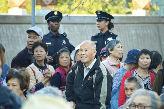 許多華裔老人參加華埠安全夜活動，警局上下警員都出席，促進(jìn)警民關(guān)系。(記者李秀蘭／攝影)