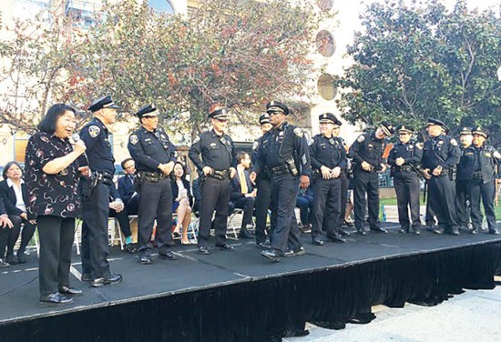 舊金山警局高層全出席華埠安全夜活動，包括代警察局長夏普林(前排中)，左一為主持人白蘭。(記者李秀蘭／攝影) 
