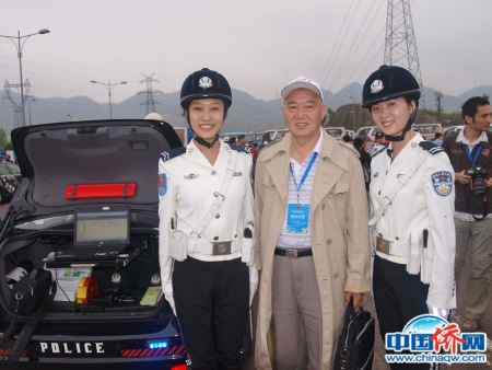參加第六屆世界華文傳媒論壇，訪問“重慶女子交通警察隊(duì)”，作者與“警花”合影。