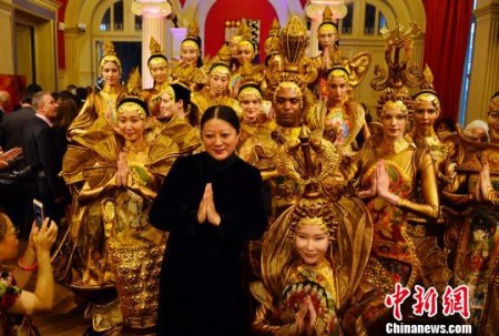 圖為文化周開幕式上以中國傳統(tǒng)文化“五行”為設計靈感的時裝表演?！↓垊ξ?攝