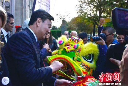 圖為中國駐法大使翟雋在文化周開幕式上為醒獅點睛?！↓垊ξ洹z