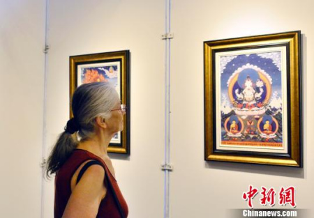 圖為文化周開幕式上法國觀眾欣賞唐卡藝術展品?！↓垊ξ?攝