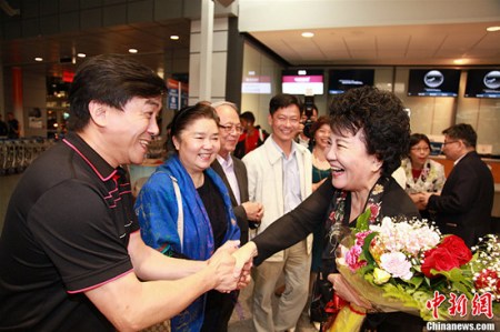 當(dāng)?shù)貢r(shí)間9月21日晚，中國(guó)國(guó)務(wù)院僑辦主任裘援平（右一）乘機(jī)抵達(dá)加拿大蒙特利爾皮埃爾·埃利奧特·特魯多國(guó)際機(jī)場(chǎng)，慰問(wèn)當(dāng)?shù)貎S胞，開(kāi)展僑務(wù)工作。裘援平在機(jī)場(chǎng)受到當(dāng)?shù)貎S胞熱烈歡迎。<a target='_blank' >中新社</a>記者 徐長(zhǎng)安 攝