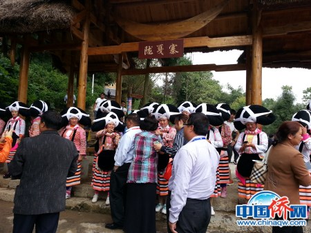 游客入隴戛寨前必須先過酒關(guān)，喝了這一杯才能放行。