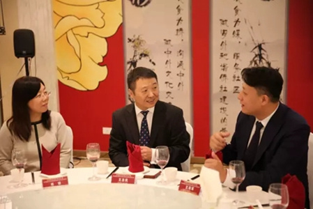 鄧瓊總領(lǐng)事(左) 王志民副司長(中) 王海軍首席副總會長(右) 鄧瓊總領(lǐng)事(左) 王志民副司長(中) 王海軍首席副總會長(右)