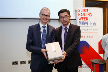 南京市委宣傳部副部長(zhǎng)潘谷平(右)向大英圖書(shū)館東亞藏品部主任Hamish Todd贈(zèng)送來(lái)自南京的書(shū)籍。