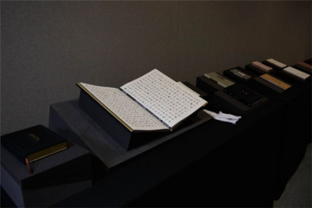 南京周開(kāi)幕式上陳列的精美圖書(shū)。