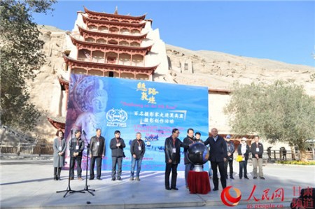 這是敦煌莫高窟首次對(duì)外開(kāi)放以攝影創(chuàng)作為目的的實(shí)景拍攝與藝術(shù)創(chuàng)作。(郭頌霞 攝)