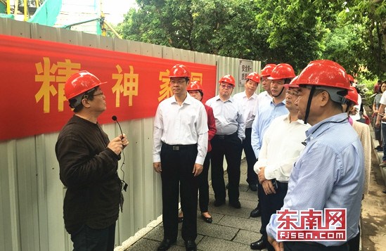 相關(guān)人員正在介紹開元寺東塔修繕情況。