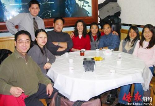 心理安康一線牽開通時的13名華裔工作人員，如今只剩三個人。 (羅潔提供)