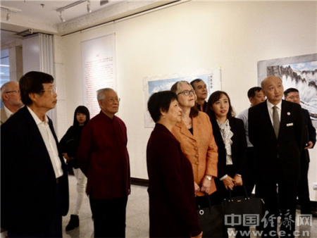 中、澳來賓觀看展覽。（ 中國(guó)經(jīng)濟(jì)網(wǎng)記者 蘇琳攝）
