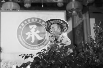 非遺晚會上，老人用樹葉當(dāng)樂器演奏。