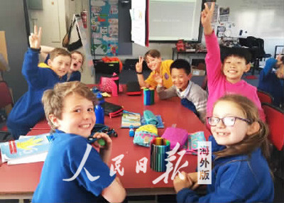 圖為暄暄（右三）微留學(xué)時(shí)和當(dāng)?shù)貙W(xué)生一起上課。