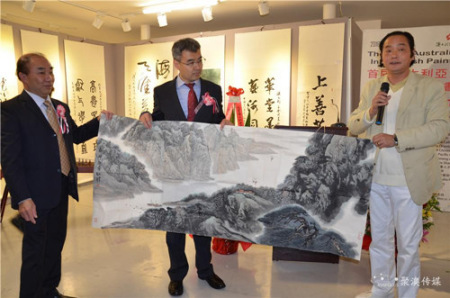 藝術(shù)家們向趙建總領(lǐng)事贈(zèng)畫。(澳洲聚澳國際傳媒集團(tuán) 資料圖)