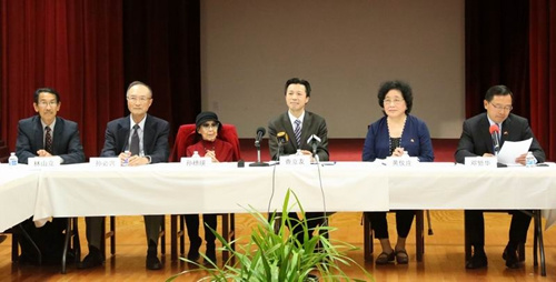 左起：孫中山曾外孫林山立、孫中山胞兄孫眉曾孫孫必興、孫中山孫女孫穗瑛、查立友代總領(lǐng)事、黃興孫女黃儀莊、鄧繁華副總領(lǐng)事　　