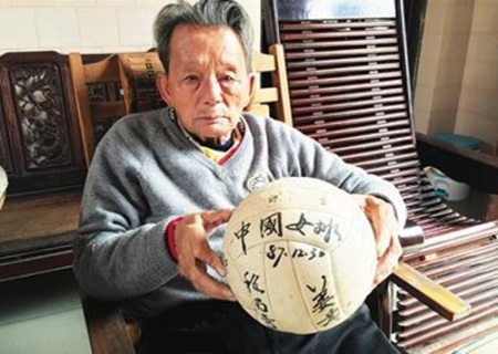  1987年，中國(guó)女排曾到文昌中學(xué)交流。已退休的時(shí)任文中男排主教練符史聯(lián)至今還珍藏著女排教練隊(duì)員送給他的簽名排球。 阿福 攝
