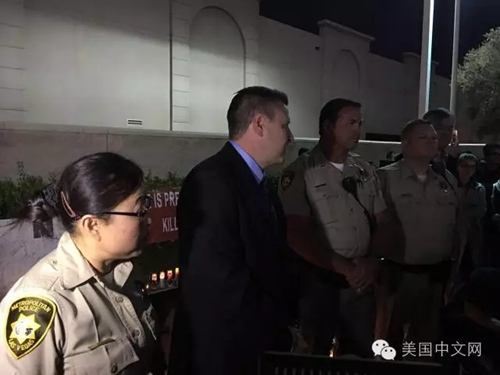 圖為25日晚拉斯維加斯季富力追思會活動現(xiàn)場，近三百位華裔人士、拉斯維加斯當(dāng)?shù)鼐骄鱿顒印?美國中文網(wǎng)/美中旅游協(xié)會供圖)