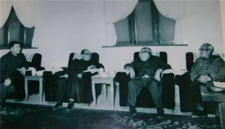 1978年4月，國(guó)務(wù)院批準(zhǔn)復(fù)辦華僑大學(xué)，廖公在京召開(kāi)會(huì)議