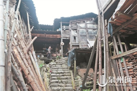 房子歷經(jīng)數(shù)百年風(fēng)雨，現(xiàn)已殘破不堪。