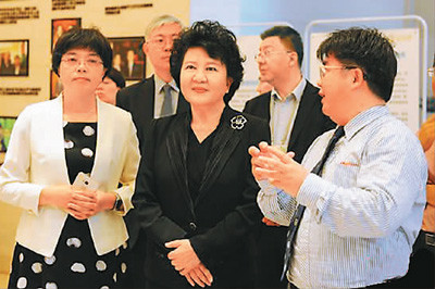圖為徐德清(右一)向中國(guó)國(guó)務(wù)院僑辦主任裘援平(中)介紹微總部情況。 <a target='_blank' >中新社</a>記者 張 茵攝