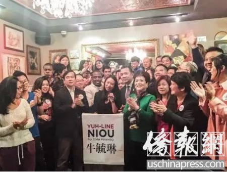 牛毓琳（中間）慶祝當(dāng)選為第65選區(qū)州眾議員（美國《僑報(bào)》/林菁 攝）