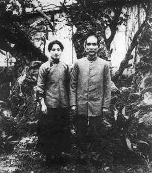 1923年2月，孫中山與夫人宋慶齡在廣州大元帥府