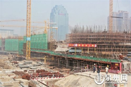 工人正在緊張作業(yè) 工人正在緊張作業(yè)