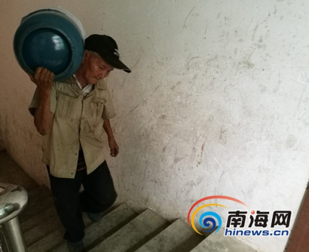 蔡松庭老人送煤氣上樓。南海網(wǎng)記者高鵬攝