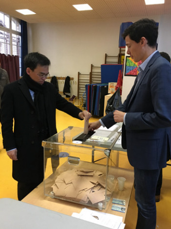孫文雄在巴黎1區(qū)投票。（法國《歐洲時(shí)報(bào)》/孔帆 攝）