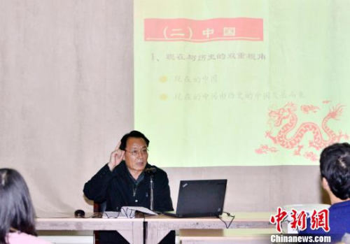 華文教育名師巡講團就中華文化、幼兒漢語教學和小學漢語教學法進行專題講解。　龍劍武 攝