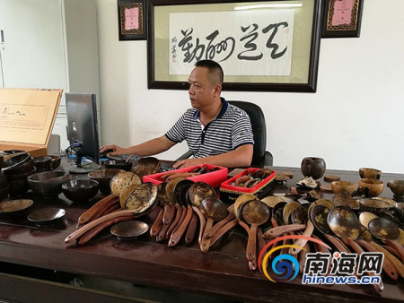 符冬波在查看訂單情況。南海網(wǎng)記者高鵬攝
