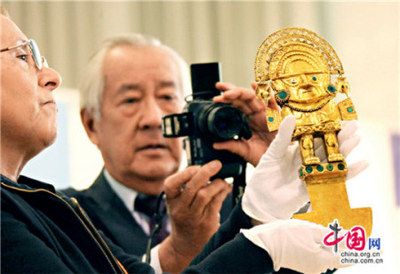 2006年4月6日，北京中國(guó)國(guó)家博物館，《失落的經(jīng)典——印加人及祖先珍寶展》準(zhǔn)備開(kāi)展，一批秘魯古文明文物珍寶在北京開(kāi)箱亮相，工作人員在展示印加文明文物珍寶《金杜米》。