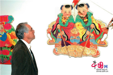 2006年10月25日，在秘魯首都利馬的國(guó)家博物館，一位秘魯男子觀看來(lái)自中國(guó)濰坊的精品風(fēng)箏。中國(guó)濰坊風(fēng)箏藝術(shù)展當(dāng)天在利馬開(kāi)幕，以慶祝中秘建交35周年。形態(tài)各異、制作精美的中國(guó)風(fēng)箏引起了秘魯人的極大興趣。