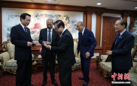 譚天星（左一）走訪泰國中華總商會。 <a target='_blank' >中新社</a>記者 謝萍 攝