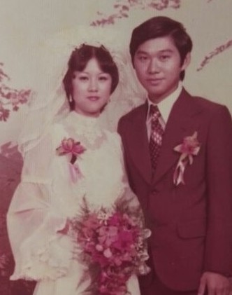 李鳳英只保留一張兒子陳少進與媳婦的結婚照片，可是已忘記自己是如何取得這張相片。（馬來西亞《星洲日報》）